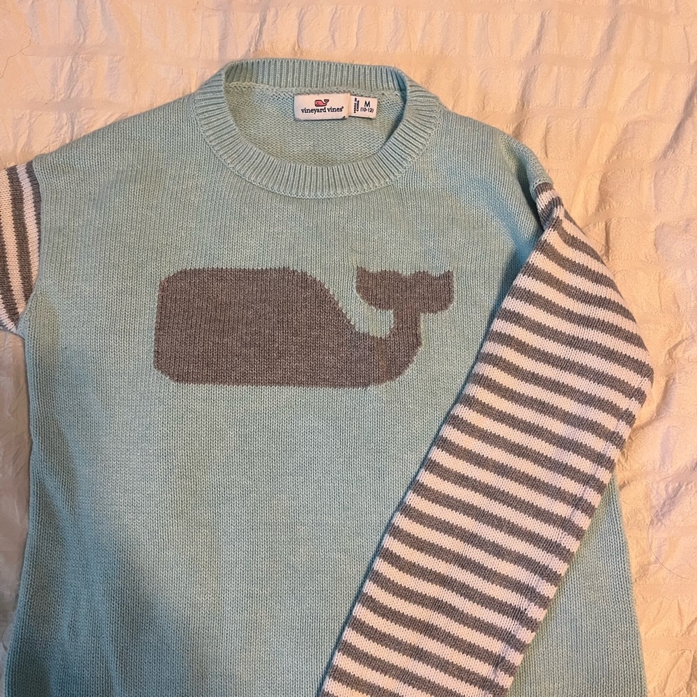 Girls vineyard vines whale sweater. Light blue with striped grey sleeves